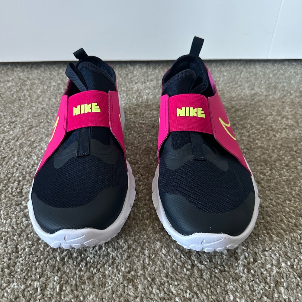 NEW Nike Dynamo Go FlyEase “Just Do It” Youth Sneakers (Size 5Y)